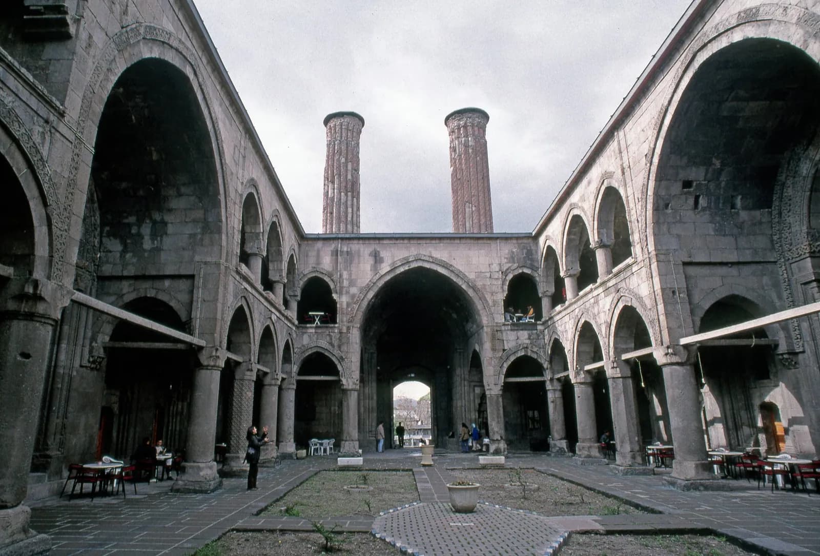 Çifte Minareli Medrese avlusu, Erzurum